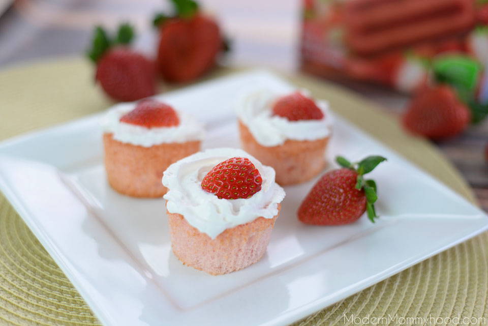 Strawberry Angel Food Cupcakes Recipe - a healthier/lower calorie option #Outshine