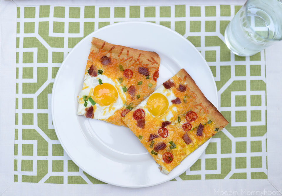 Cheesy Breakfast Pizza Recipe - super easy to make and great for breakfast OR dinner. :) ModernMommyhood.com