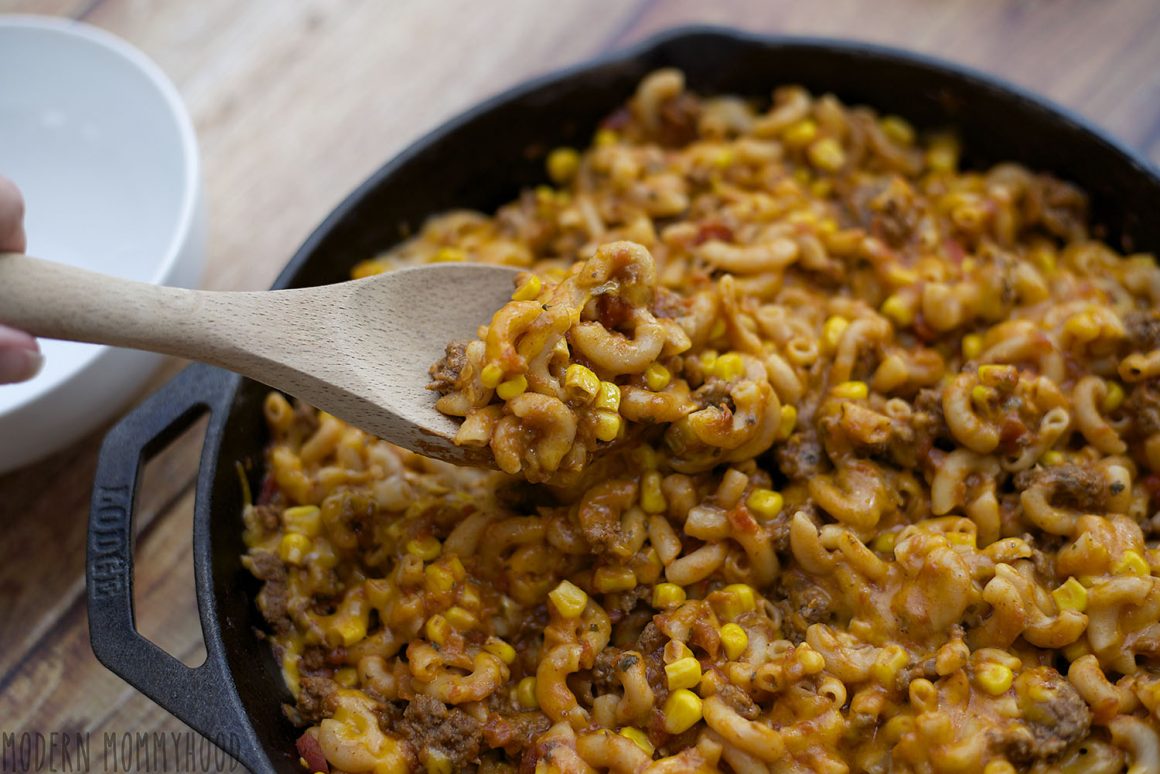 Southwestern Skillet Mac Recipe - a super easy and quick one pot meal that the entire family will love! Depending on what type of salsa you add, it can be spicy or not at all! ModernMommyhood.com