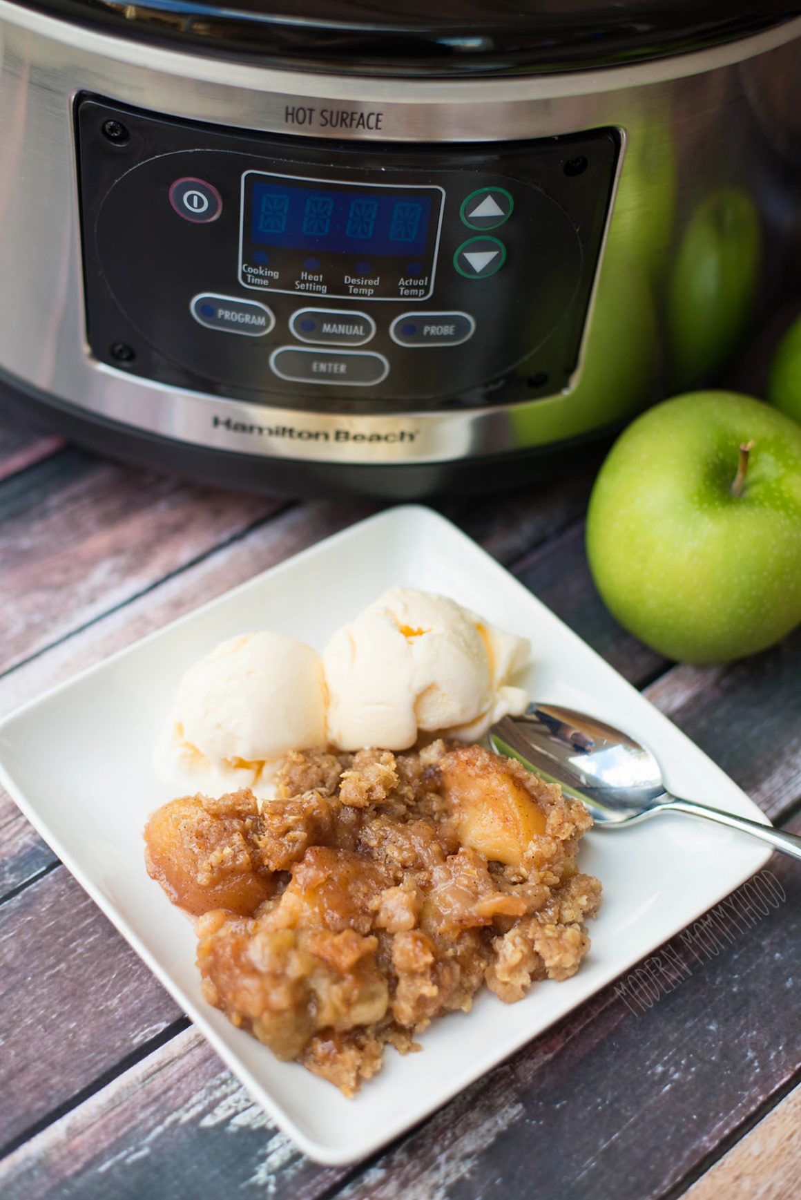 Slow Cooker Apple Crisp Recipe - an easy and delicious recipe perfect for fall and winter!