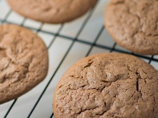 Double Chocolate Whoopie Pies - Two soft chocolate cookie cakes filled with light and fluffy chocolate cream = amazing!