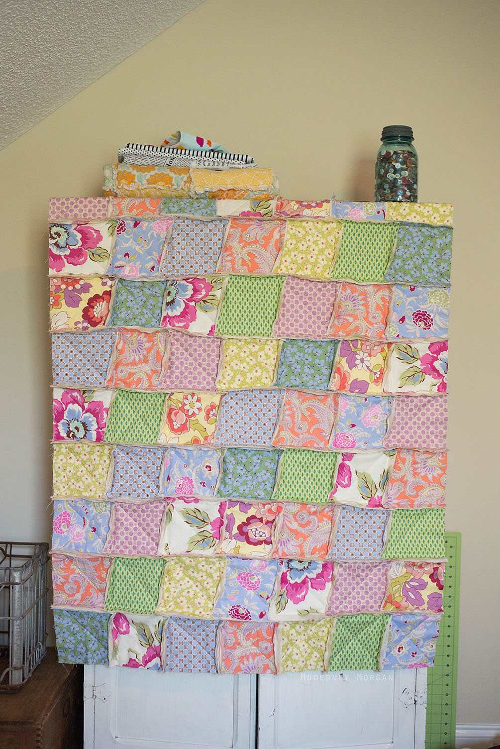 Rustic Rag Quilt Tutorial - a super easy and quick quilt (great for beginners) that looks well loved and cozy from the very first wash!