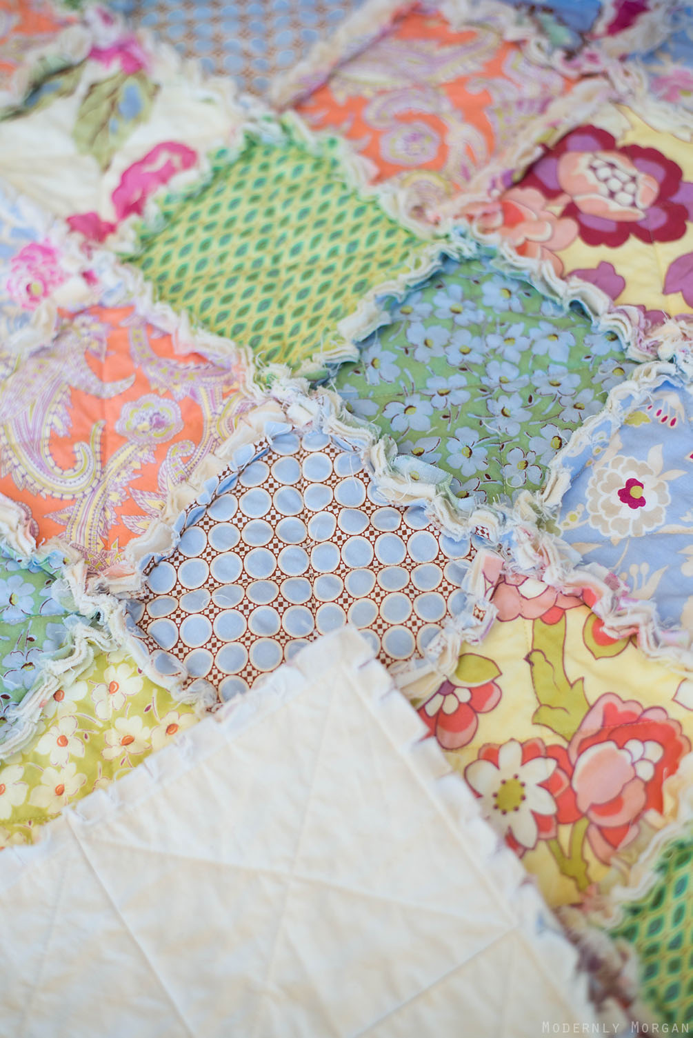 Rustic Rag Quilt Tutorial - a super easy and quick quilt (great for beginners) that looks well loved and cozy from the very first wash!