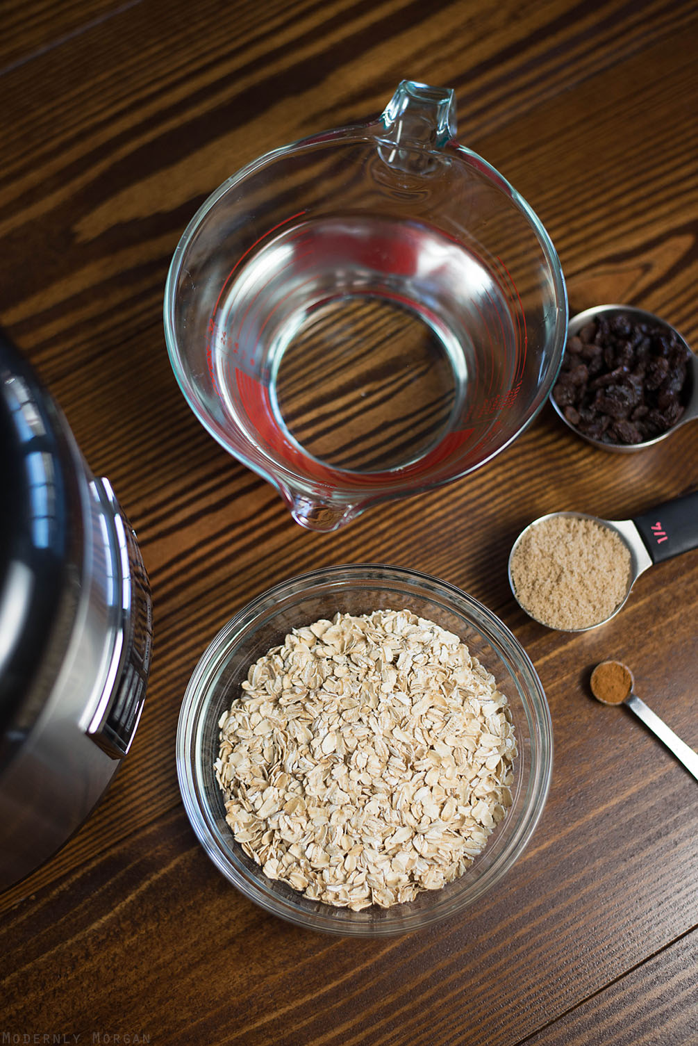 Overnight Cinnamon Raisin Oatmeal - A deliciously warm and hearty breakfast, perfect for fall and winter! With the perfect amount of cinnamon, brown sugar and raisins, this hot cereal is a great way to start your day! It's made in a rice cooker too!