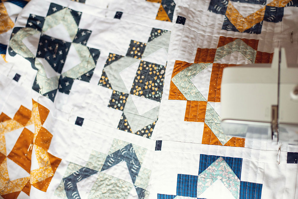 Framed Folk Quilt - a fat quarter friendly quilt pattern by Modernly Morgan