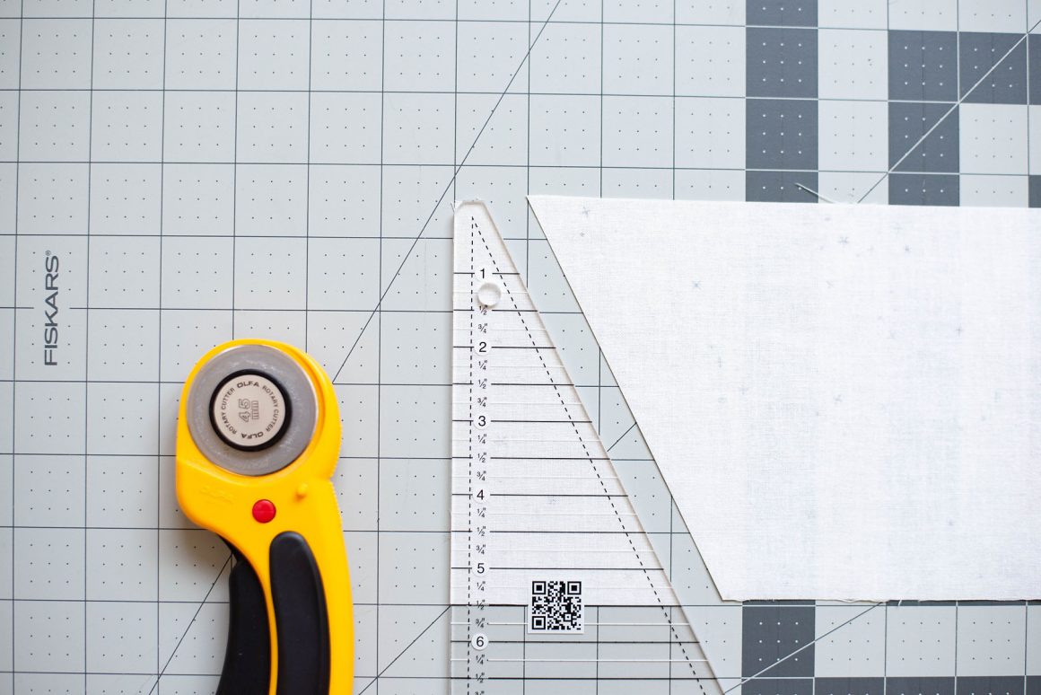 Fiskars Diagonal Folding Ruler - 8 x 8 Triangle